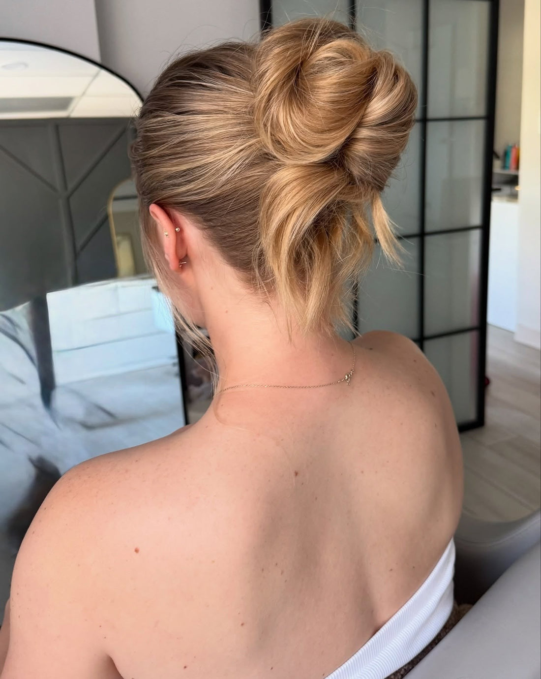 15 Romantic Messy Bun Hairstyles with Soft Curls ❤️