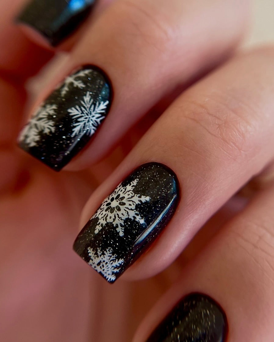 15 Simple Black Nail Ideas with Timeless Elegance