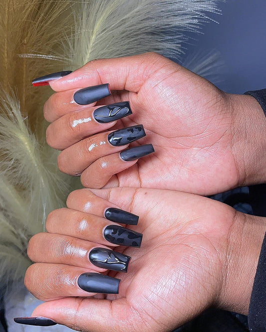 15 Striking Short Black Coffin Nail Ideas