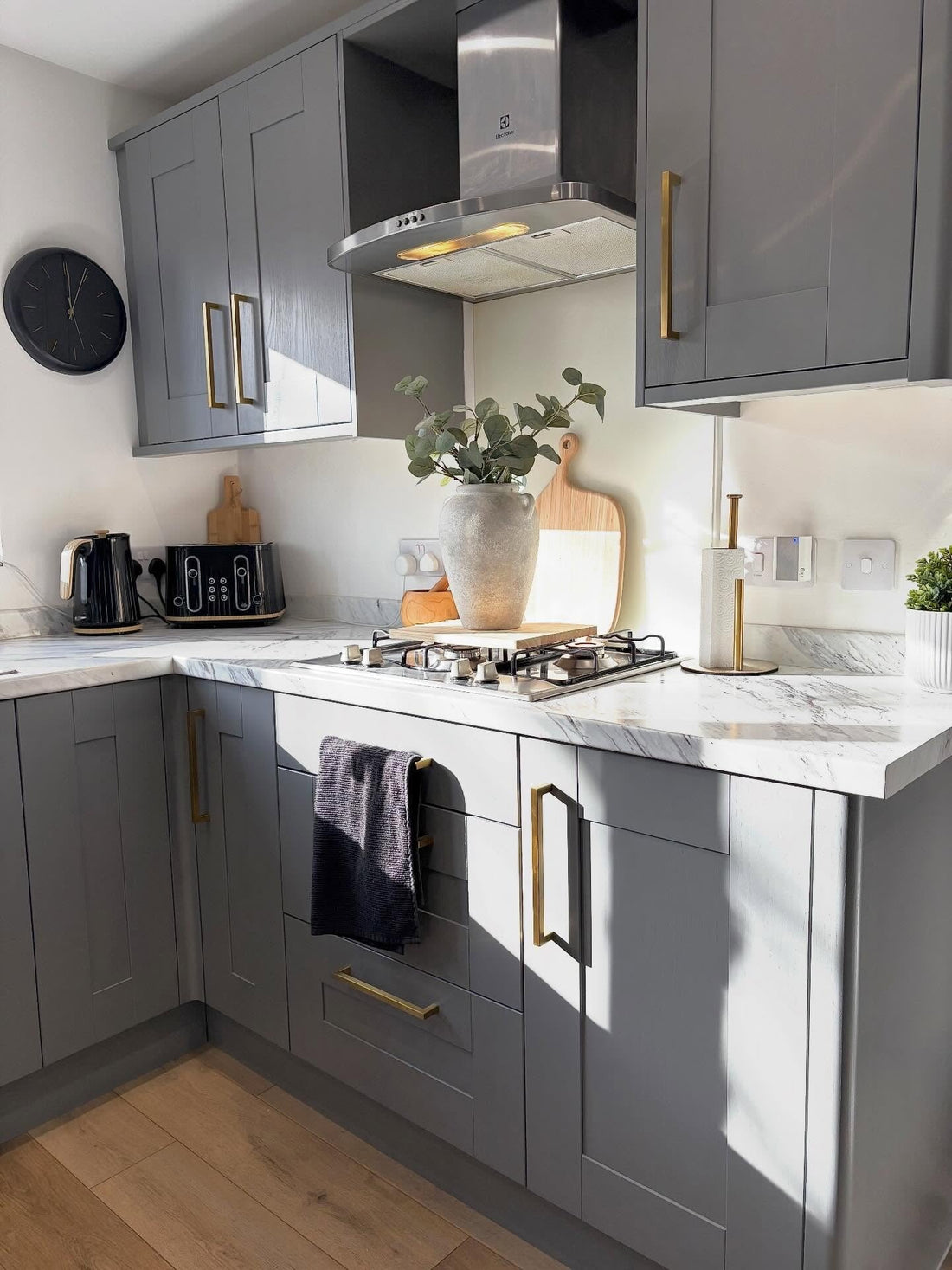 15 Modern Grey and White Kitchens 2026