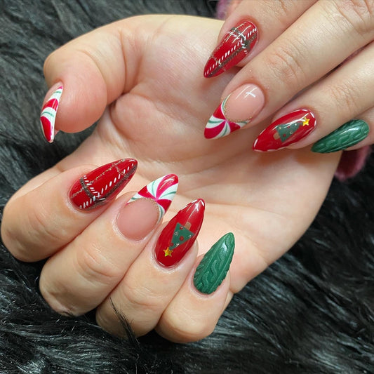 15 Chic Christmas Nail Ideas