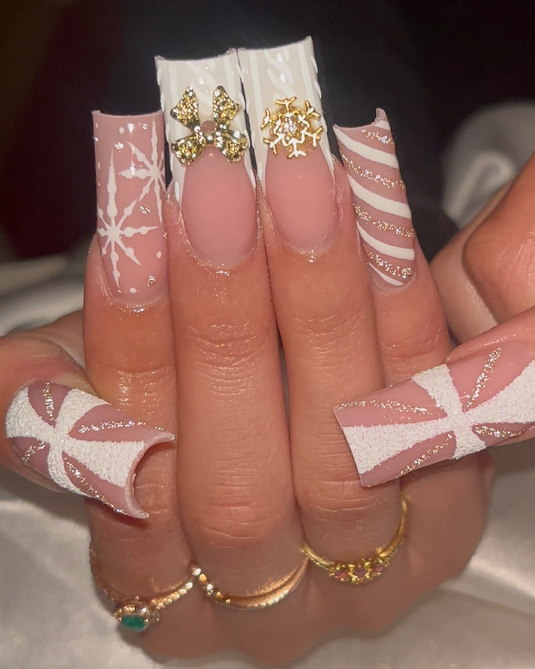 15 Pretty White Christmas Nail Ideas 2026