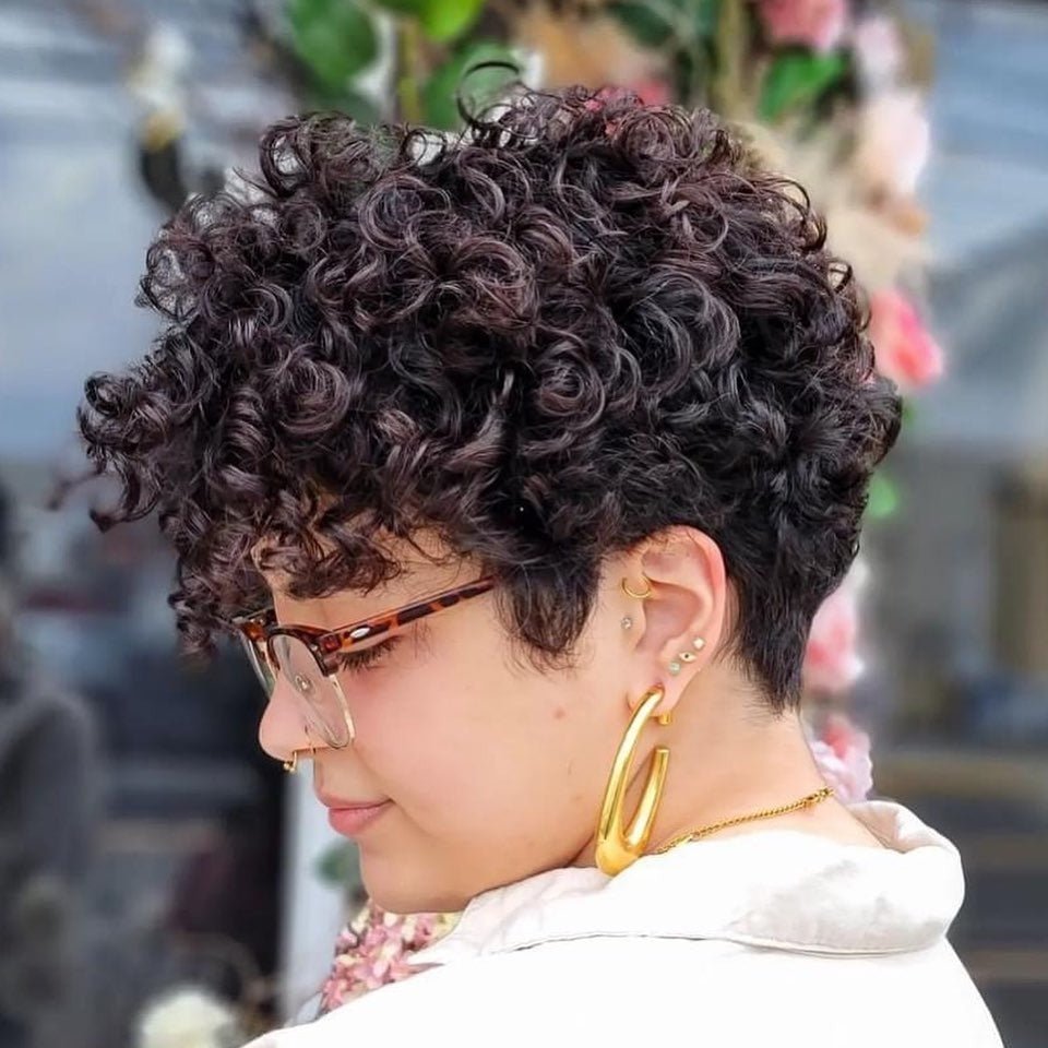 15 Short Curly Hairstyles with Clean Shape for 2026