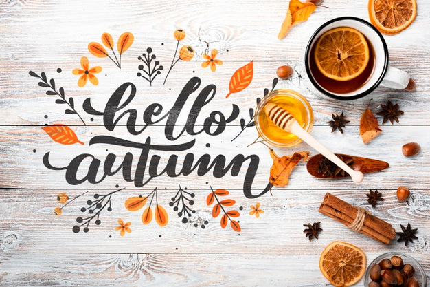 Free Above View Autumn Arrangement On Wooden Background Psd