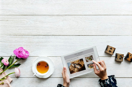 Free Aerial View Of A Woman Using Digital Tablet Cooking Hobby Concept Psd