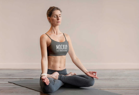 Free Athletic Young Woman Doing Yoga Psd