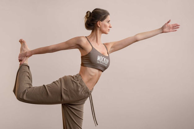 Free Athletic Young Woman Doing Yoga Psd