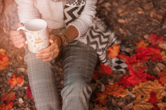 Free Autumn Concept With Woman Holding Mug Psd