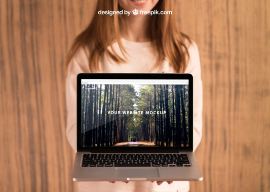 Free Blonde Woman Presenting Laptop Psd