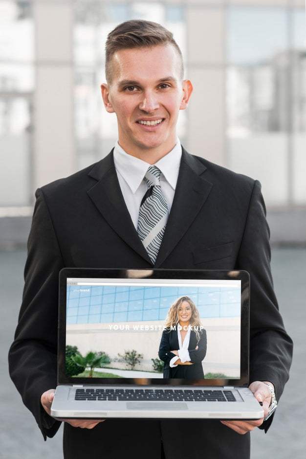 Free Businessman Presenting Laptop Mockup Psd