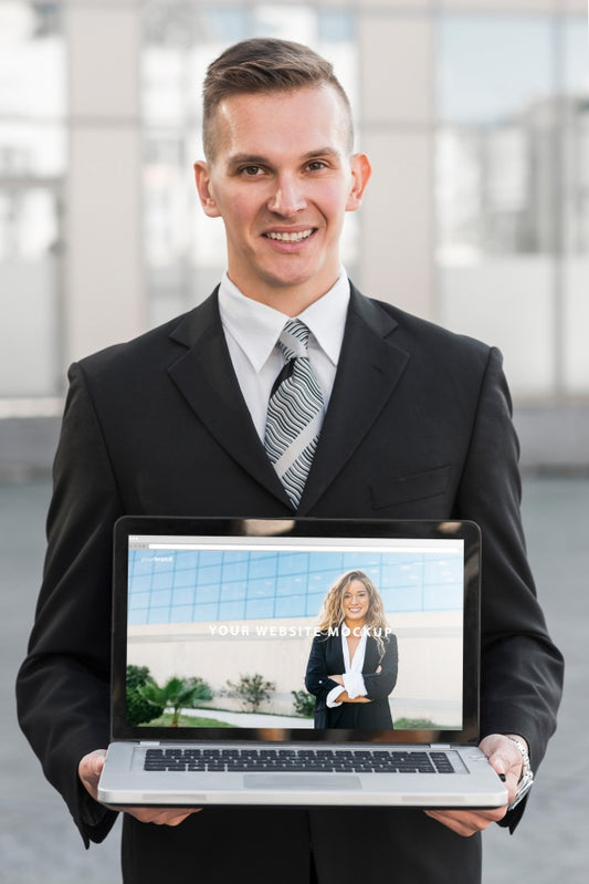 Free Businessman Presenting Laptop Mockup Psd