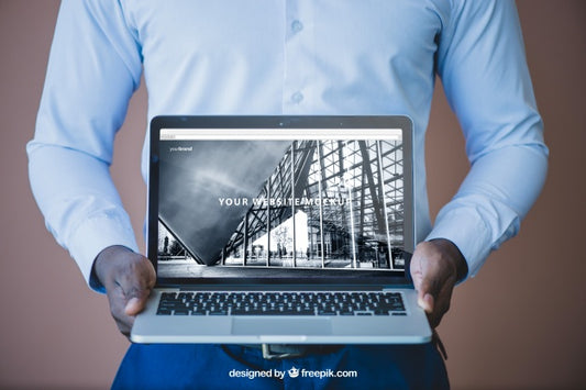 Free Businessman Showing Laptop Psd