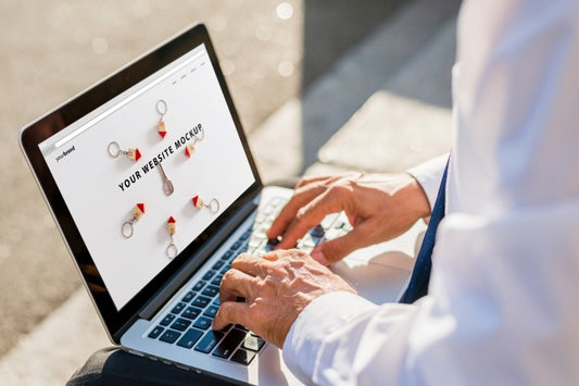 Free Businessman Working On Laptop Psd