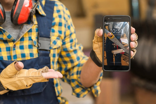 Free Carpenter Holding Smartphone Mockup Psd