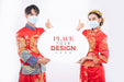 Free Chinese Man And Chinese Woman Hold Blank Speech Bubble Mockup Psd