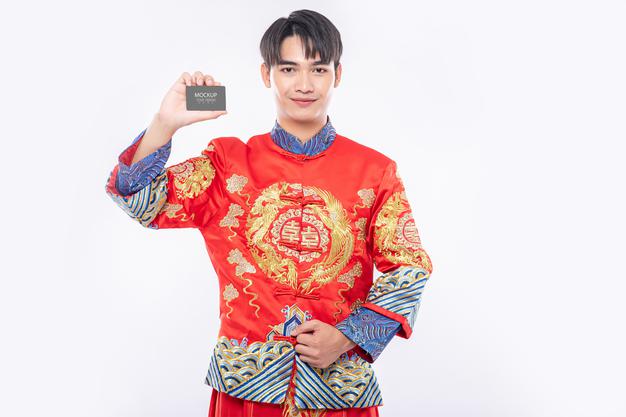 Free Chinese Man Hold Blank Credit Card Mockup Psd