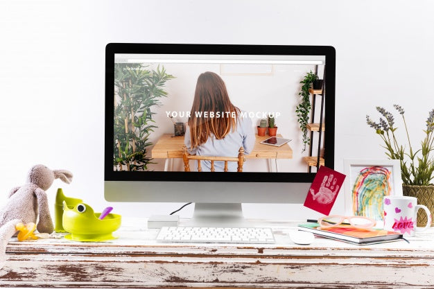 Free Computer Mockup On Wooden Desk Psd