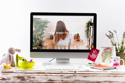 Free Computer Mockup On Wooden Desk Psd