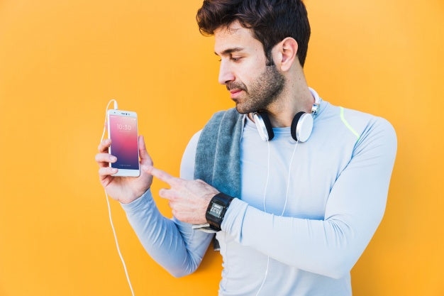 Free Fitness Mockup With Man Showing Smartphone Psd