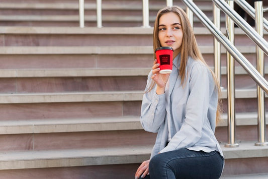 Free Front View Modern Blonde Girl Holding A Cup Of Coffee Mock-Up Psd