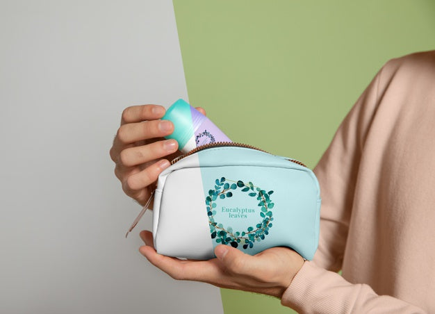 Free Front View Of Woman Holding Make-Up Pouch Psd