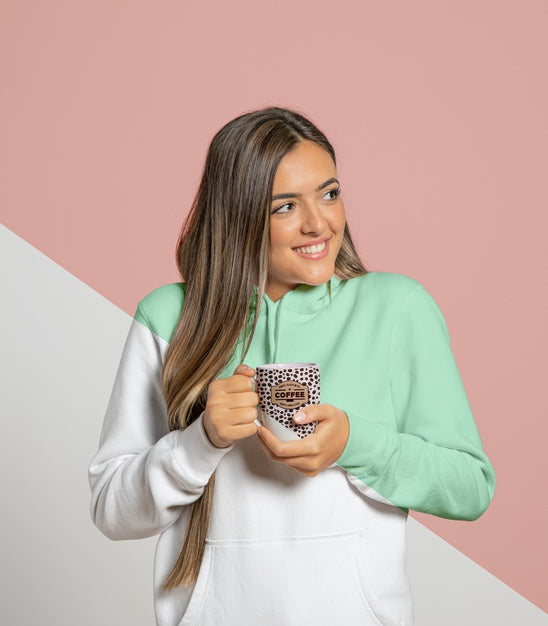 Free Front View Of Woman In Hoodie Holding Mug Psd