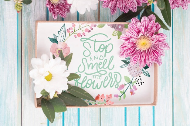 Free Gift Box Mockup With Floral Decoration Psd