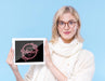 Free Gorgeous Young Girl Holding Mock-Up Sign Psd