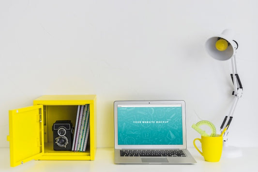 Free Laptop Mockup For Website Presentation With Back To School Concept Psd