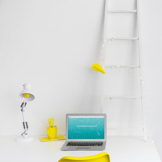 Free Laptop Mockup For Website Presentation With Back To School Concept Psd