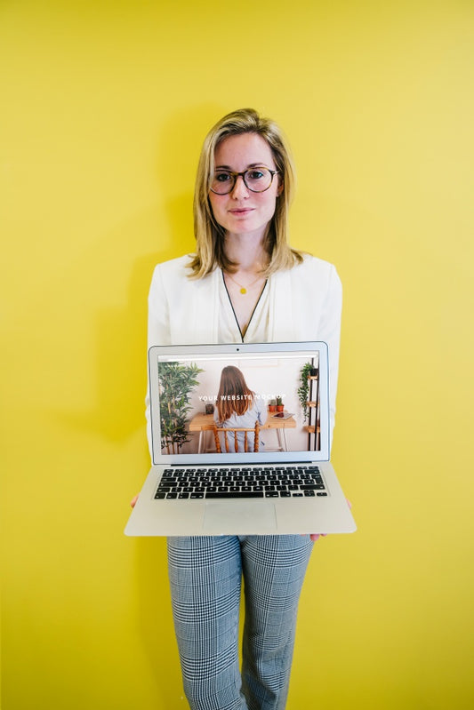 Free Laptop Mockup With Businesswoman Psd