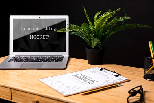 Free Macbook Mock-Up Next To Notepad Psd