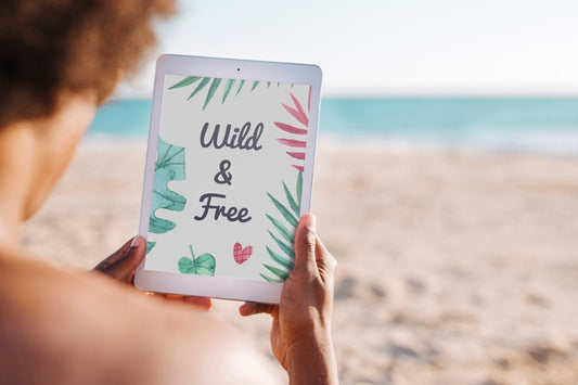 Free Man Using Tablet Mockup At The Beach Psd