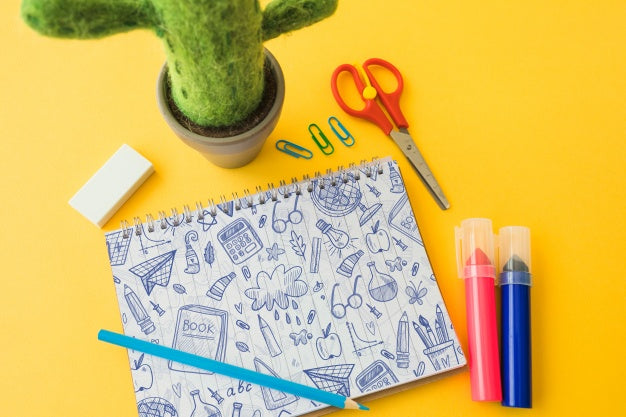 Free Notepad Mockup With Back To School Concept Psd