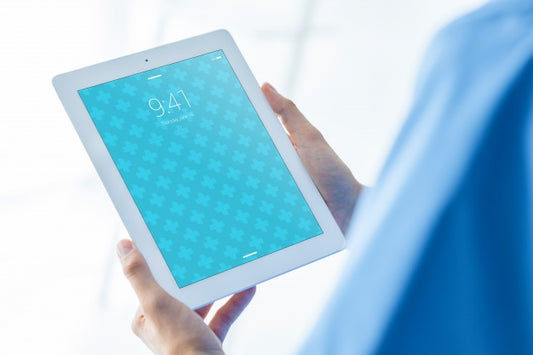 Free Nurse Presenting Tablet Psd