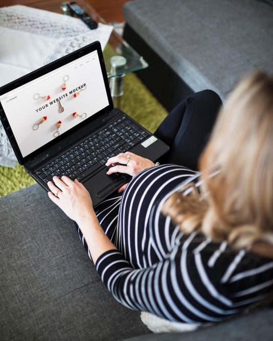 Free Pregnant Woman On Couch Using Computer Psd