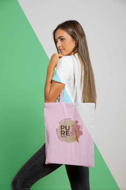 Free Side View Of Woman Holding Bag Psd