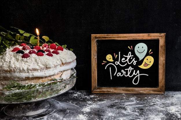 Free Slate Mockup With Birthday Cake Psd