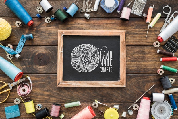 Free Slate Mockup With Sewing Concept Psd