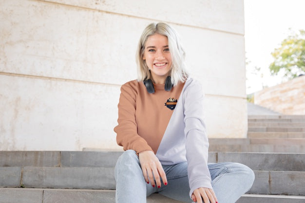 Free Smiley Girl With Headphones Wearing Hoodie Psd