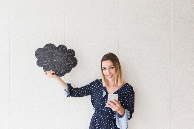 Free Speech Bubble Mockup With Smiling Woman Psd