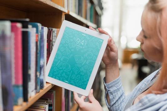 Free Tablet Or Ebook Reader Mockup With Literature Concept Psd