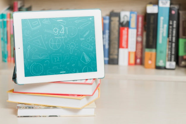 Free Tablet Or Ebook Reader Mockup With Literature Concept Psd