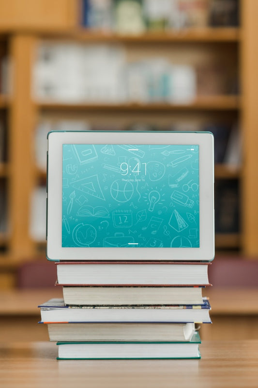 Free Tablet Or Ebook Reader Mockup With Literature Concept Psd