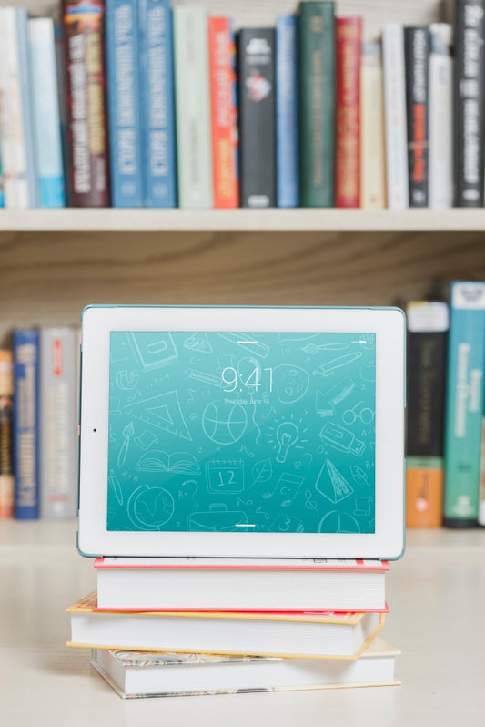 Free Tablet Or Ebook Reader Mockup With Literature Concept Psd