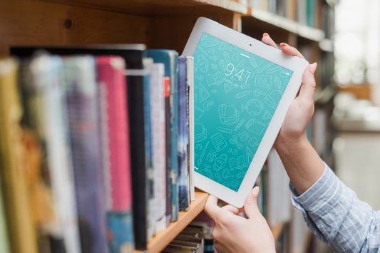 Free Tablet Or Ebook Reader Mockup With Literature Concept Psd