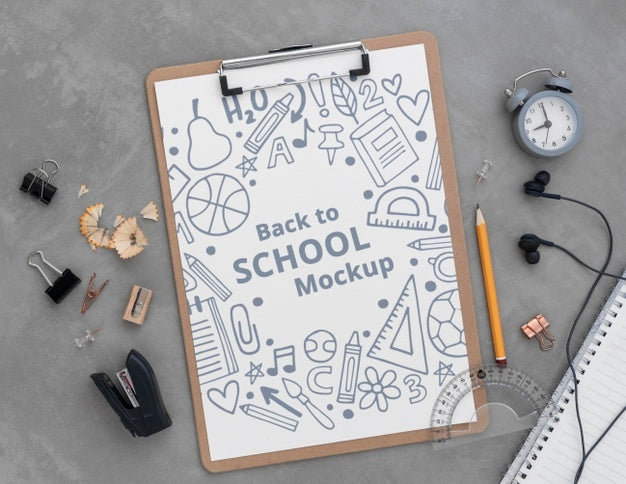 Free Top View Of Clip Pad With School Supplies Psd