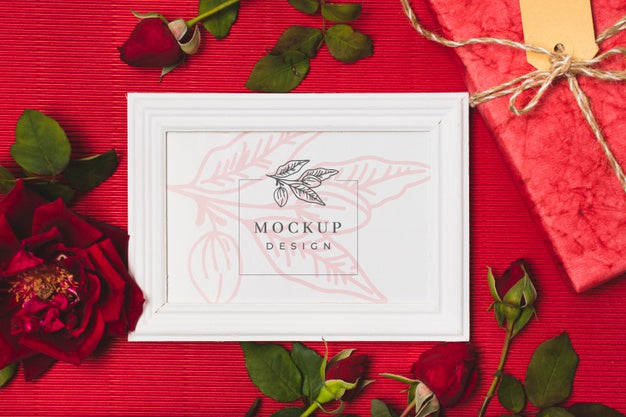 Free Top View Of Gift Frame With Roses Psd