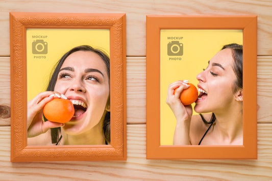 Free Top View Of Two Frames On Wooden Background Psd