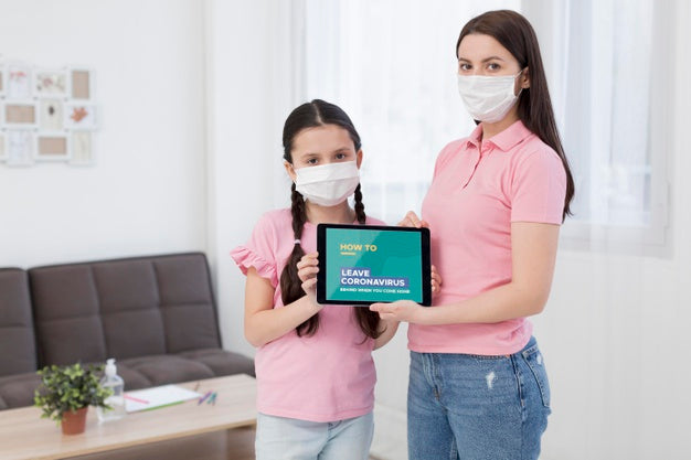Free Woman And Daughter Holding A Tablet Mock-Up With Covid-19 Presentation Psd
